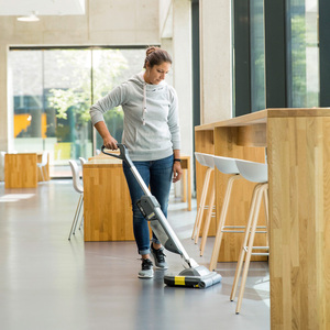 Machine de nettoyage compacte intelligente BR 30/1 C Bp Pack Karcher, nettoyeur-sécheur sans fil léger pour bureaux, hôtels, espaces médicaux - Product Image 1