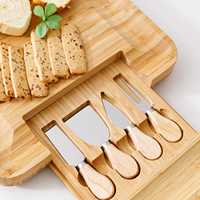 Venta al por mayor de tabla de queso de bambú y juego de cuchillos Unique Christmas Bamboo Charcuterie Platter para uso en cocina