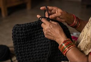 Bolso Mini con Cadena y Nombre Personalizado - Bolso de Hombro Bohemio Negro, Étnico y Elegante con Dos Correas de Perlas, Tejido de Cordón de Algodón - Product Image 3