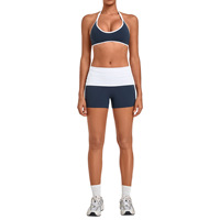 Ensemble de sport deux pièces respirant pour l'automne, avec haut de yoga à col sandale et bas plissé invisible effet taille relevée et contrastant