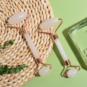 Révolution Skincare <span class=keywords><strong>Sculpteur</strong></span> de rouleau de jade <span class=keywords><strong>blanc</strong></span> naturel pour le visage Outil efficace Vieillissement des rides Poches Outil Guasha pour le visage - Product Image 1