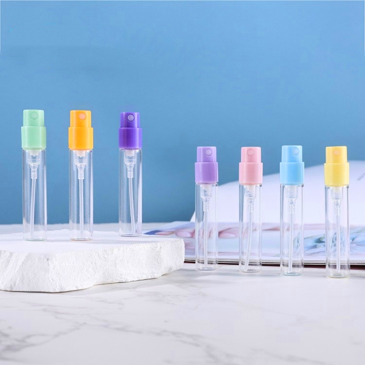 Botella transparente con bomba de color amarillo claro.