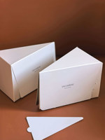 Boîte à gâteaux et desserts triangulaire découpée, de qualité alimentaire, vide, personnalisable, en carton blanc stratifié avec joint
