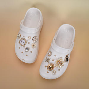 Sabots blancs pour femmes avec perles et strass, semelle épaisse, sandales respirantes en EVA, bout fermé, pantoufles d'été - Product Image 5