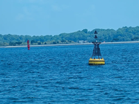 Bouée de navigation à haute visibilité avec éclairage LED pour la sécurité maritime et la navigation côtière