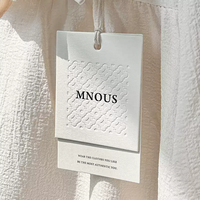 Sacs en papier personnalisés écologiques avec étiquette de marque rectangulaire verticale en feuille d'or, sans encre, gaufrée, texture subtile, perforée, pour chaussures