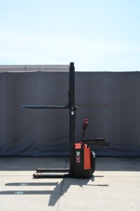 Apilador Eléctrico Everlift ELES-15F, 1500 kg, Elevación de 2 m, Mini Apilador Autoelevador, Elevador de Palés para Almacén, Manipulación de Materiales - Product Image 6