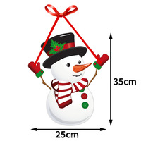 Les décorations de Noël sur votre porte d'entrée peuvent ajouter de la couleur à vos décorations de fête.