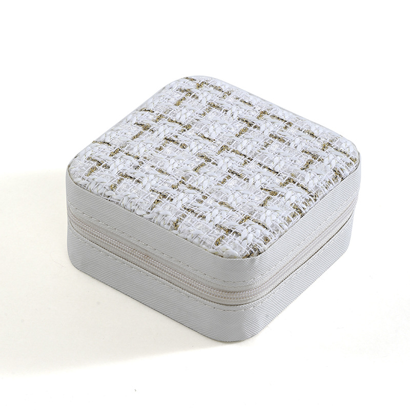 Petite boîte à bijoux carrée, parfum tendance, blanc.