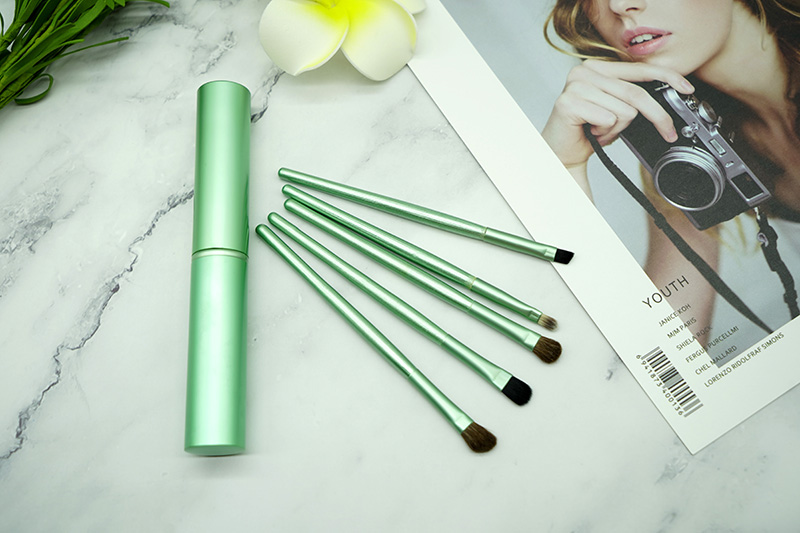 Wholesale Luxury Eyeliner Tapered Blending Eyeshadow Set Kit Lip Eyes Shadow Bling Makeup And Make Up Brush With Presicion