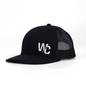 Gorra de camionero Richardson 112 en blanco con malla negra y logotipo bordado personalizado - Product Image 1