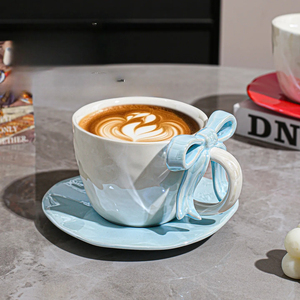 Nuovo Set Tazza e Piattino da Caffè in Ceramica con Fiocco 3D Color Perla, Design Unico, Idea Regalo per Feste e Caffetterie - Product Image 1