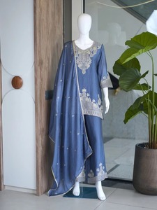 Traje Kurti Salwar y Dupatta de Buena Calidad para Mujer, Estilo Indio-Pakistaní, para Festivales y Bodas, Disponible a Precio de Exportación - Product Image 1