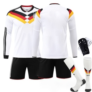 Conjunto de Uniforme de Fútbol Personalizado al por Mayor con Camiseta de Manga Corta, Calcetines y Espinilleras, Impresión de Logotipo, Nombre y Número, Transpirable - Product Image 1