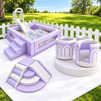 Centre de jeux gonflables pour enfants violet pastel avec piscine à balles, toboggan, structure d'escalade souple et carrousel pour location événementielle et équipement de terrain de jeux