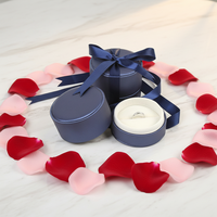 Bow en cuir PU Mini bijoux étui à bagues de mariage collier rond pendentif anneau boîte d'emballage avec ruban anti-poussière bleu et blanc