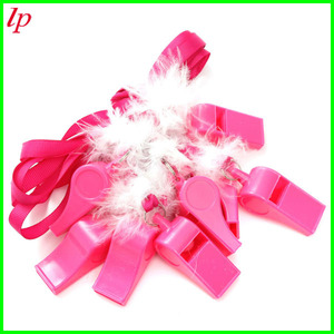 Sifflet en plastique rouge rose à plumes avec ruban pour fête de bachelorette LPP4032 - Product Image 4