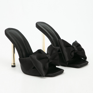 2025 Sandales à bout pointu avec bride en plexiglas et détail nœud, talon sculpté, en similicuir noir - Product Image 5