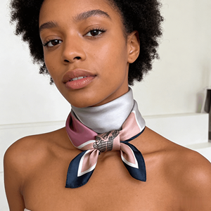 Sciarpa di Lusso 100% <span class=keywords><strong>Seta</strong></span> di Gelso in Grigio Rosa <span class=keywords><strong>Blu</strong></span> con Motivo Intricato e Texture Liscia e Lucida 53x53cm Sciarpa di <span class=keywords><strong>Seta</strong></span> da Donna - Product Image 1