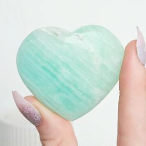 Cœur en calcite verte de haute qualité, artisanat en cristal naturel, calcite des Caraïbes pour la décoration de mariage et les cadeaux - Product Image 4