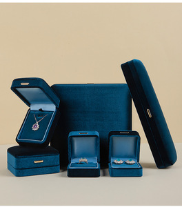 Boîte de rangement pour bijoux en velours de luxe, personnalisée, pour boucles d'oreilles, collier et bracelet - Product Image 1