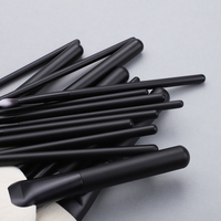 Ensemble de pinceaux professionnel Kabuki noir mat sans cruauté cheveux végétaliens Logo personnalisé Kit de maquillage du visage en poudre pour les femmes de beauté