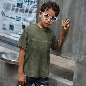 เสื้อยืดคริสเตียนสำหรับเด็กผู้ชาย ลายกราฟิกแบบ Acid Wash ระบายอากาศได้ดี พร้อมข้อความจากพระคัมภีร์ - Product Image 2