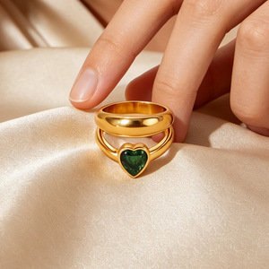 Bague en acier inoxydable en forme de cœur incrustée de zircon vert, plaquée or 18 carats, empilable, pour femme - Product Image 1