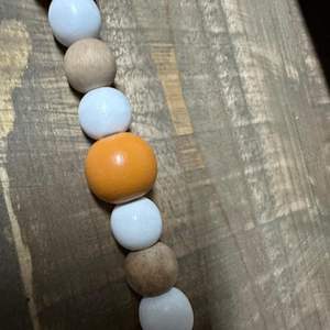 Guirnalda de Cuentas de Madera Parisloft Harvest de 20.5 Pulgadas con Borlas Decorativas para Mesa de Estilo Rústico, Chimenea o Bandeja Escalonada - Product Image 6