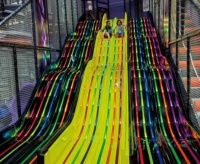Toboggan en fibre de verre à vendre, équipement de terrain de jeux intérieur, toboggan en fibre de verre avec éclairage