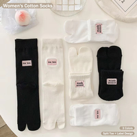 Chaussettes en coton pour femmes, disponibles en gros, noires et blanches, brodées, à bout séparé, polyvalentes pour le printemps, l'automne et l'usage quotidien