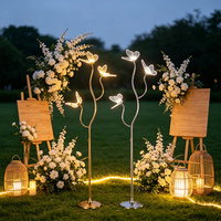 Lampe de sol LED de luxe à 3 têtes, dorée, avec poteau incurvé, motif papillon, pour allée de mariage, jardin et décoration de lieux de cérémonie
