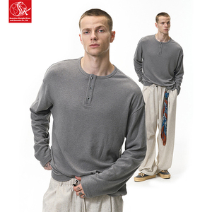 T-shirt fitness da uomo SK Lazy Henry a maniche lunghe, nuova collezione primavera estate, vestibilità ampia, in poliestere, con logo serigrafato. - Product Image 1