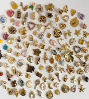 Vente en gros d'accessoires pour femmes DIY, bijoux plaqués or PVD, pendentifs, bracelet à breloques OMG, chaussures de plage, chaîne en acier inoxydable étanche