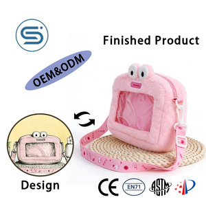 Sac à dos en peluche en forme de chat, design adorable avec visage et queue mignons, parfait pour les jeunes amoureux des chats - Product Image 1