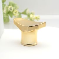 Parfum de luxe personnalisé bouchon à vis 15mm bouchon de bouteille en plastique or avec beau couvercle à bouchon rose conception populaire