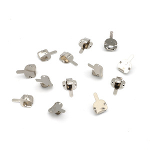 Pièces de quincaillerie métalliques estampées sur mesure : clips, serres, supports, fixations pour meubles, éclairage et articles ménagers - Product Image 1