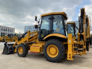 Chargeuse-pelleteuse JCB 3CX à action rapide, machine robuste pour le creusement de canalisations et le empilage de roches - Product Image 1