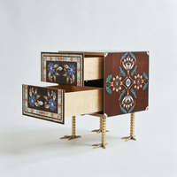 Table de Chevet de Luxe Peinte à la Main pour Villas, Manoirs et Rangement Domestique – Table d'Appoint Artistique Haut de Gamme en Laiton, Conçue par des Designers