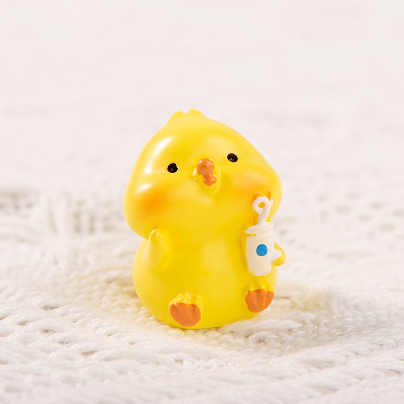 Petit poussin jaune avec boisson