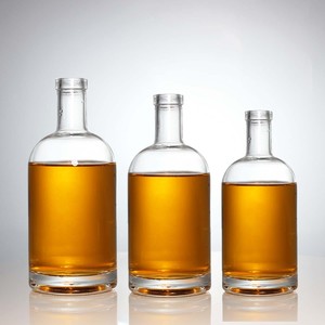 Distributeur d'huile et de vinaigre avec bec verseur en métal et bouchon en liège, bouteille en verre 500 ml pour usage culinaire, design moderne et durable - Product Image 4