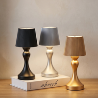 Lampe de table LED de luxe à base incurvée, sans fil, rechargeable, avec abat-jour plissé en ABS, à intensité tactile, pour chevet, restaurant, bar, chambre