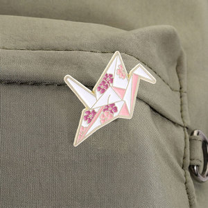 Pin Esmaltado de Grulla de Papel Sakura, Broche Floral de Grulla de Papel para Decoración de Mochilas - Product Image 4