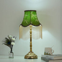 Lampe de table rétro française en métal avec pompon et commande intégrée, 220V, éclairage d'ambiance de luxe pour chambre et bureau