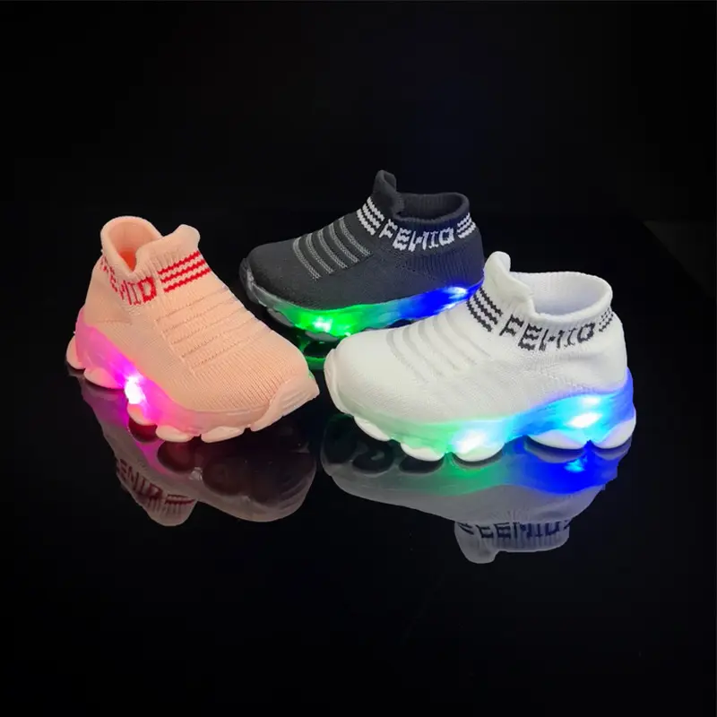 Baskets antidérapantes respirantes en tricot de coton avec lumière LED Chaussures pour enfants Semelles en caoutchouc Surface en maille respirante Baskets pour enfants