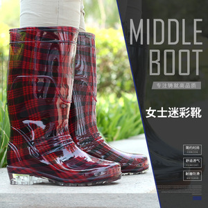 รองเท้าบูทกันฝนลายพรางสำหรับผู้หญิง Jun Jing แบบหุ้มข้อกลาง สีแดงลายตาราง กันลื่น สไตล์ทำงาน - Product Image 1