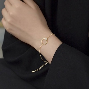 สร้อยข้อมือโคลเวอร์ดีไซน์มินิมอลคุณภาพสูงจาก Zyo  ทำจากเงินแท้ชุบทอง พร้อมสายโซ่แบบวงกลม - Product Image 2