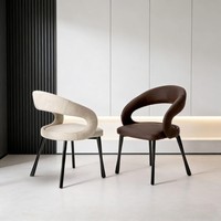 Chaise de salle à manger minimaliste de style italien, luxe léger, pour usage domestique, nouveau modèle 2026, inspirée des designers modernes, sensation haut de gamme premium