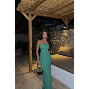 Robe de soirée en satin vert, détail dos à sequins, taille XL, maternité, coupe trapèze, fente, décolleté cœur, longueur au sol, brodée - Product Image 3