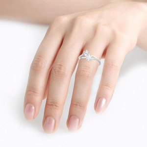 Anello da Donna F283 in Oro Bianco con Diamante Taglio Brillante Rotondo Colore G Naturale, Gioiello di Fidanzamento con Diamanti Laterali - Product Image 4